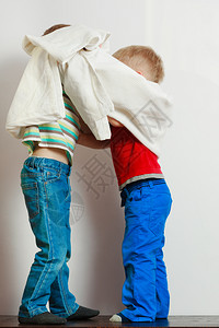 童年兄弟之间的关系概念两个小男孩在一起玩毛巾图片