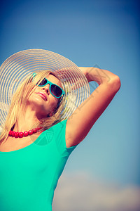 穿着蓝顶和太阳帽的美丽金发女子肖像夏天的美丽女子肖像图片