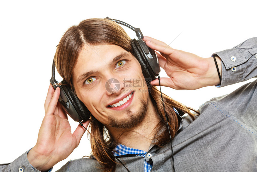 有耳机的年轻人听音乐男放松休闲快乐的概念孤立白人背景带耳机的人闲暇图片