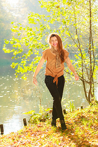 年轻女孩在森林中人公园河前露面大自然放松时装美观概念年轻女孩在森林中图片