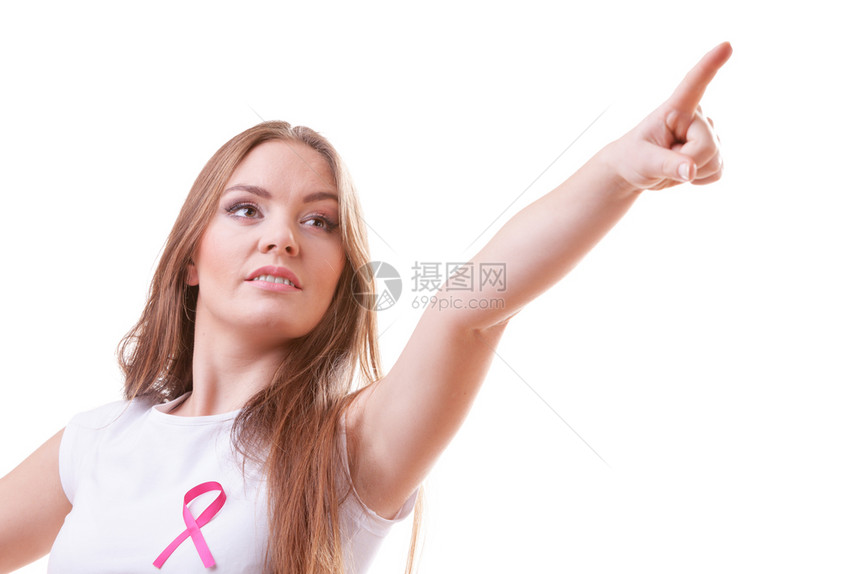 妇女粉色癌症丝带在胸前用手指着口保健医药和乳腺癌意识概念工作室拍摄在白色上孤立妇女粉色癌症丝带在胸部指着口图片