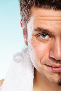 面部胡子毛的快乐男人蓝色的帅哥皮肤护理和卫生脸部胡子的快乐男人图片