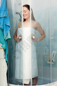 白毛巾的年轻女子在浴室卫生图片