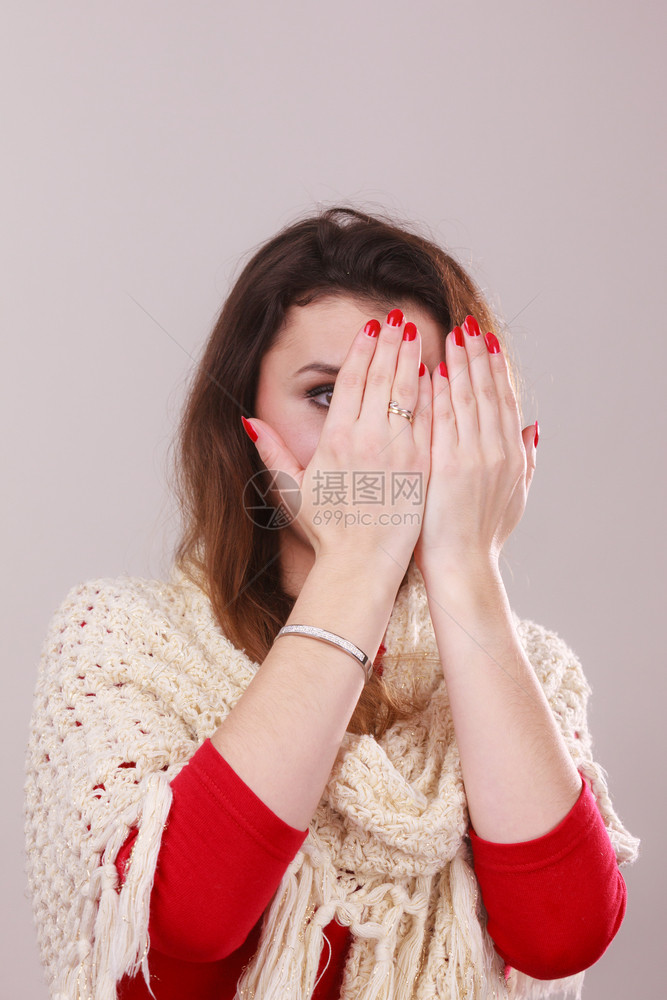美貌优雅的女人用双手遮住她的脸上手举着红色的清漆钉子指甲上涂着红色美的女人图片