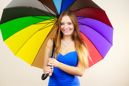 彩虹裙穿着蓝色裙子的女孩站在彩虹伞下灰色的彩虹伞下站立正面微笑的女模型预测和天气季节概念背景