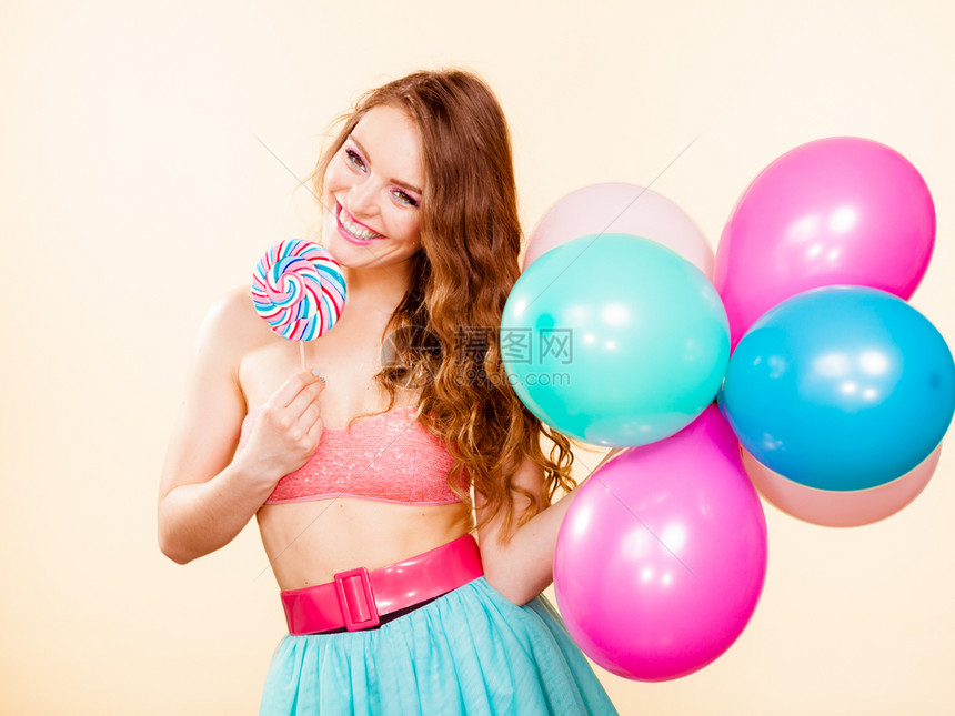欢笑的女子孩拿着彩色气球和甜的棒糖暑假庆祝和快乐的概念工作室拍得光亮女人拿着棒糖和气球图片