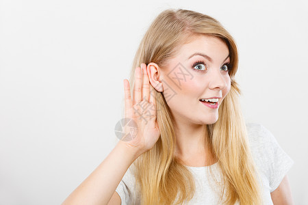 Gossiprumorswhiors耳语听力概念金发年轻女人用手耳朵听好工作室拍摄在白色背景上工作室拍摄妇女用手耳朵听好背景图片