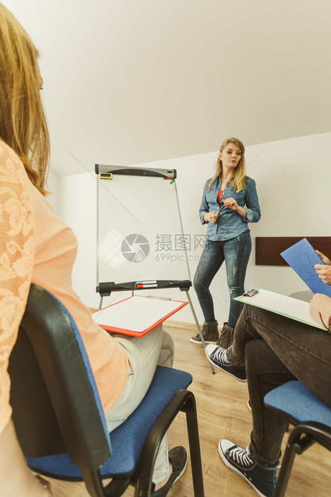 男女多样青年一起学习工作图片