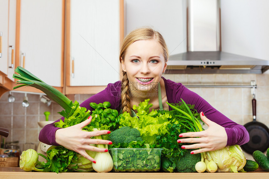 厨房里有许多绿色叶子蔬菜有机种植的新鲜产品健康的生活方式烹饪素食品饮和人的概念图片