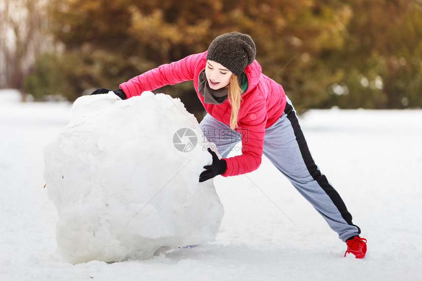 冬季天气下雪冬天穿运动衣服的妇女图片