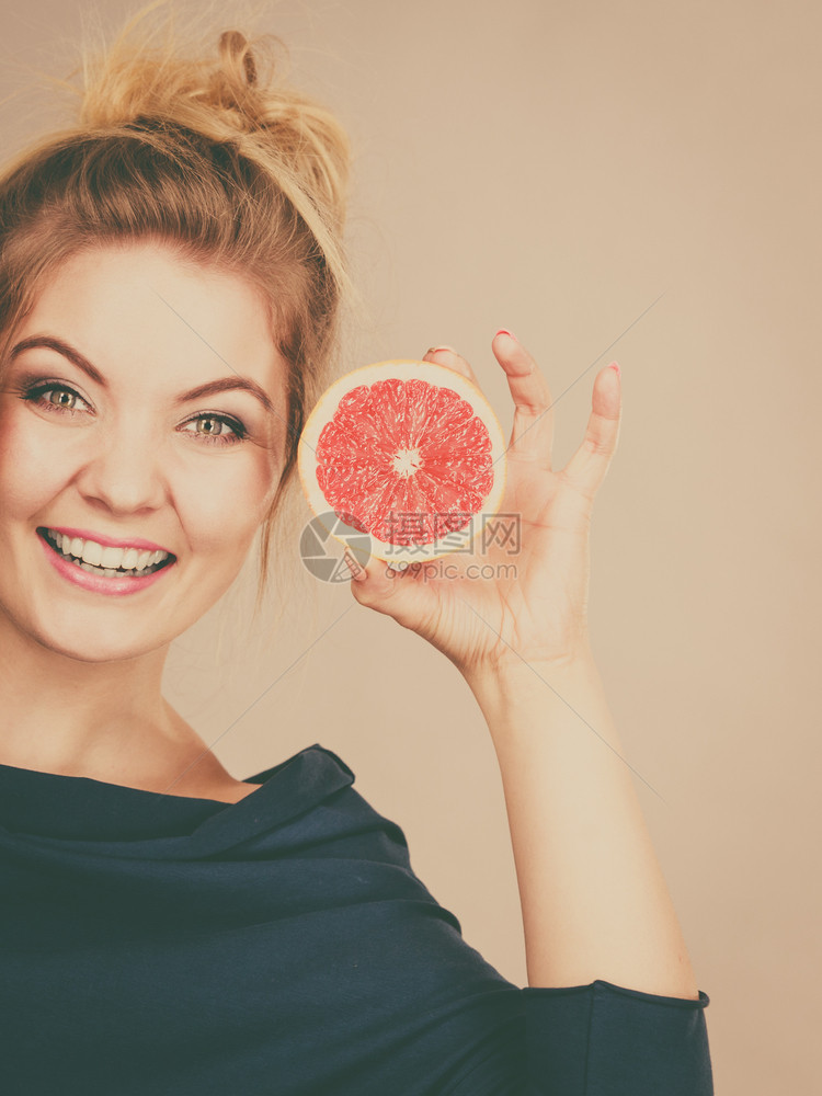 健康饮食充满维他命的新鲜食物快乐的女士拿着甜美柑橘水果红葡萄汁快乐的微笑女士拿着红葡萄汁图片