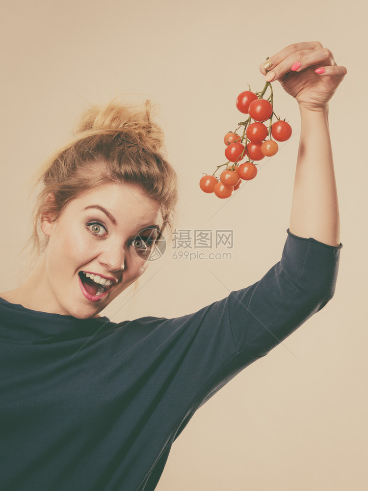 有机蔬菜和食品概念怀着新鲜樱桃西红柿的开心微笑着积极女士快乐怀着新鲜樱桃西红柿的妇女快乐图片