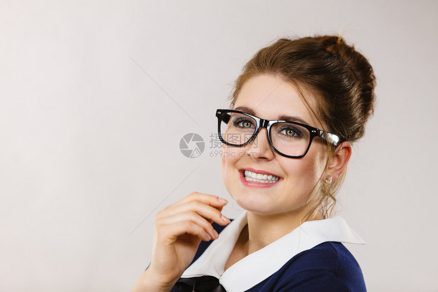 穿着眼镜会计或教师享受工作快乐的积极商业妇女形象愉快的积极商业妇女会计图片