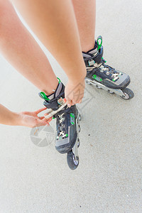 穿溜冰鞋的妇女夏天在城里玩得开心穿溜冰鞋的女人图片