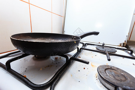 家务卫生和清洁概念家里的污泥肮脏煤气炉子用过的厨房做饭煎锅背景图片