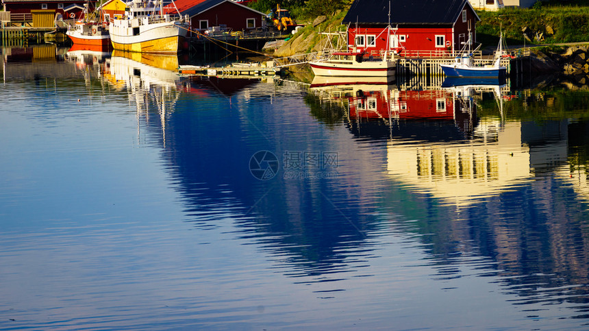 Fjord海岸景观典型的Norwegian渔村传统红罗布小屋ReineLofoten群岛挪威旅行目的地挪威渔村红小屋ReineL图片