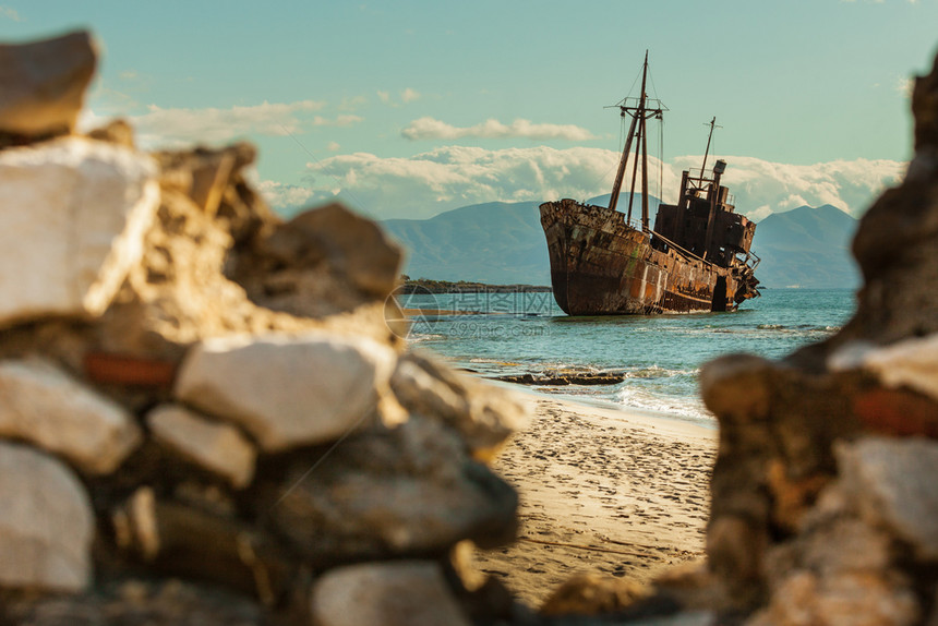 希腊的海岸线与Gytheio附近的Glyfada海滩上著名的生锈船沉没DimitrosGythioLaconiaPeloponn图片