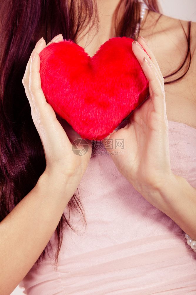 情人节快乐概念女人握着红色的心图片