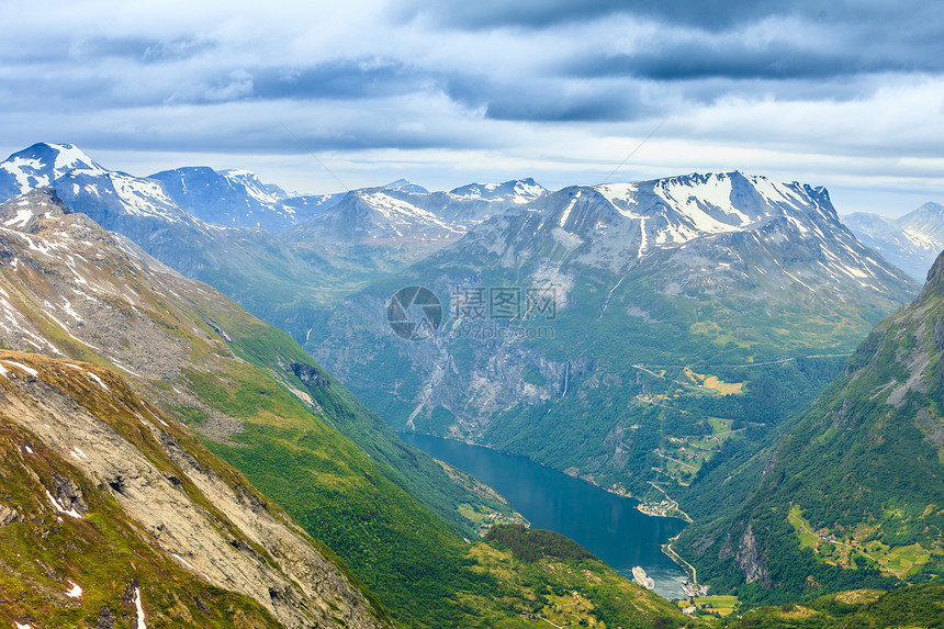 旅游假期和行Geirangerfjord和山地风景从Dalsnibba海台的视角看极好挪威斯堪的纳维亚图片