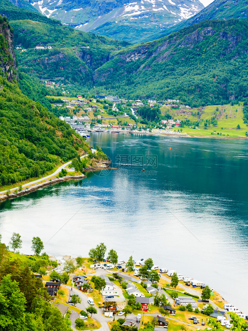 Geirangerfjord绿色山地和Geiranger村的景象挪威斯堪的纳维亚旅游目地图片