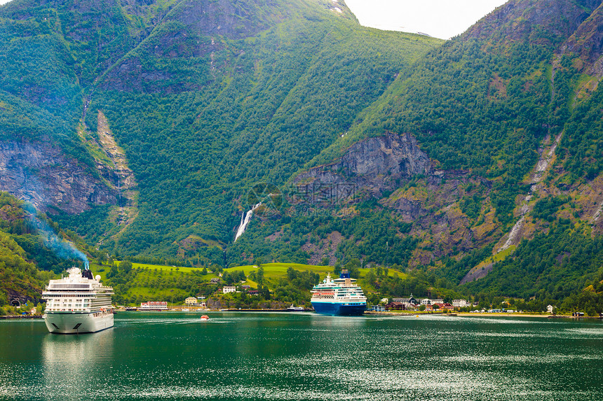 旅游度假和行在挪威斯堪的纳维亚弗拉姆挪威的FjordSognefjord的山地景观和大型游轮图片