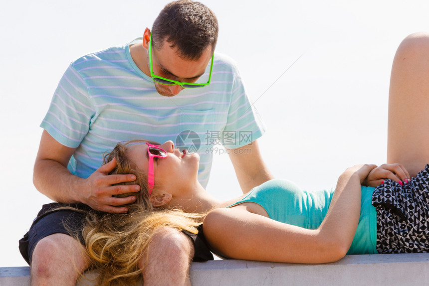 男人和女一起坐在外边拥抱约会男人和女一起坐在外边图片