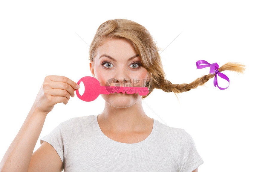 语言屏障概念年轻金发女孩胸罩头在嘴唇上握着粉红色钥匙图片