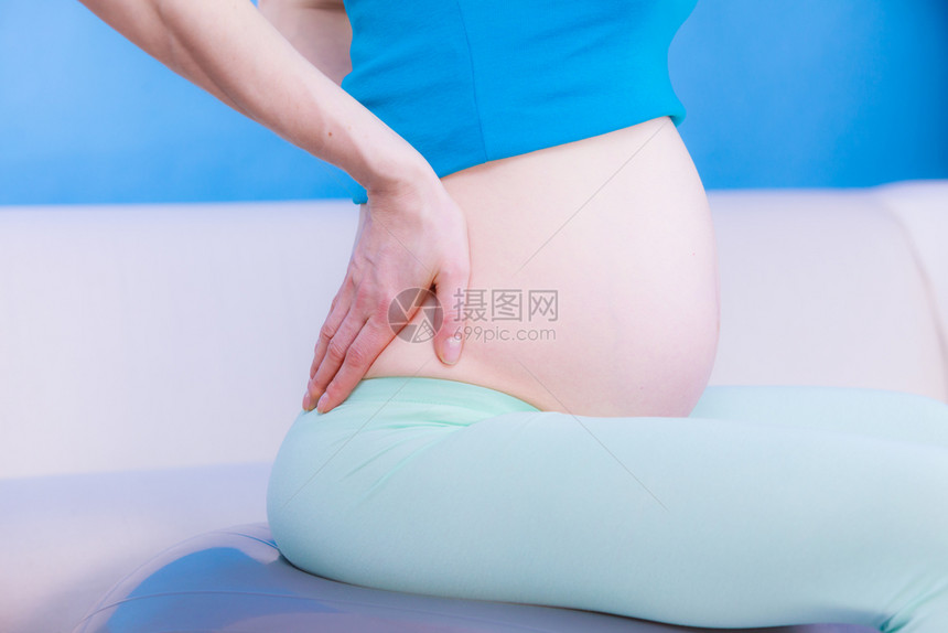 孕妇背部疼痛坐在沙发上图片