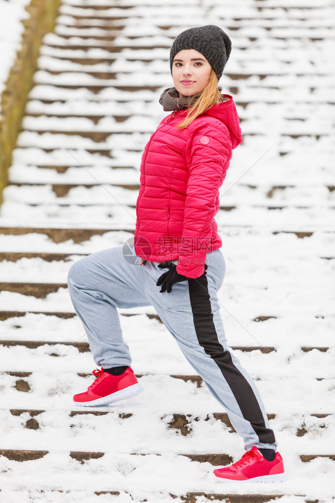 参加户外体育锻炼运动装饰思想参加冬季在户外锻炼的穿着温暖运动服的妇女参加冬季在户外锻炼的穿着运动服妇女参加冬季在户外锻炼的妇女图片