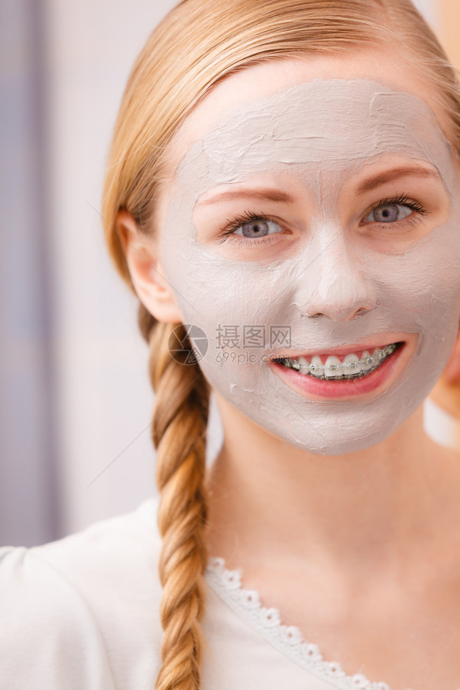 皮肤保护脸上戴灰泥面罩的年轻积极女照顾皮肤状况的女斯帕美容治疗脸上戴泥面罩的妇女图片