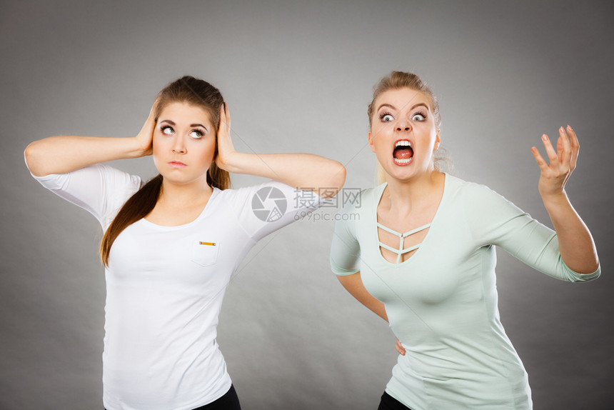 两个妇女争吵互相发火女人自欺无知的观念图片