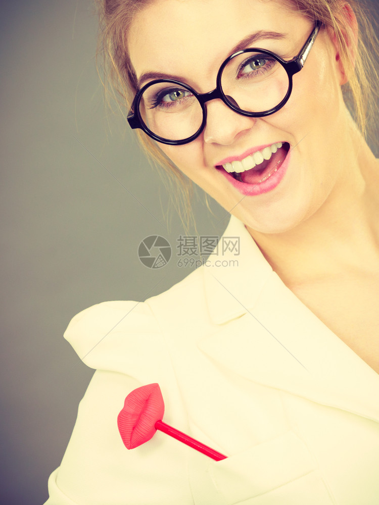 穿着眼镜会计师或教享受工作快乐的积极商业妇女会计师或教图片