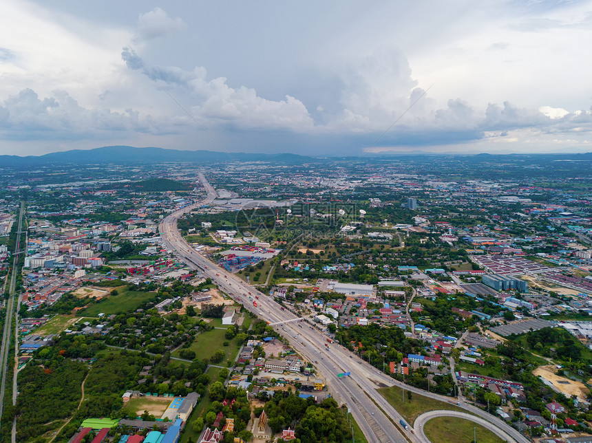 泰国Chonburi的Pattaaya镇空中景象亚洲旅游城市中午有蓝天酒店和住宅楼图片