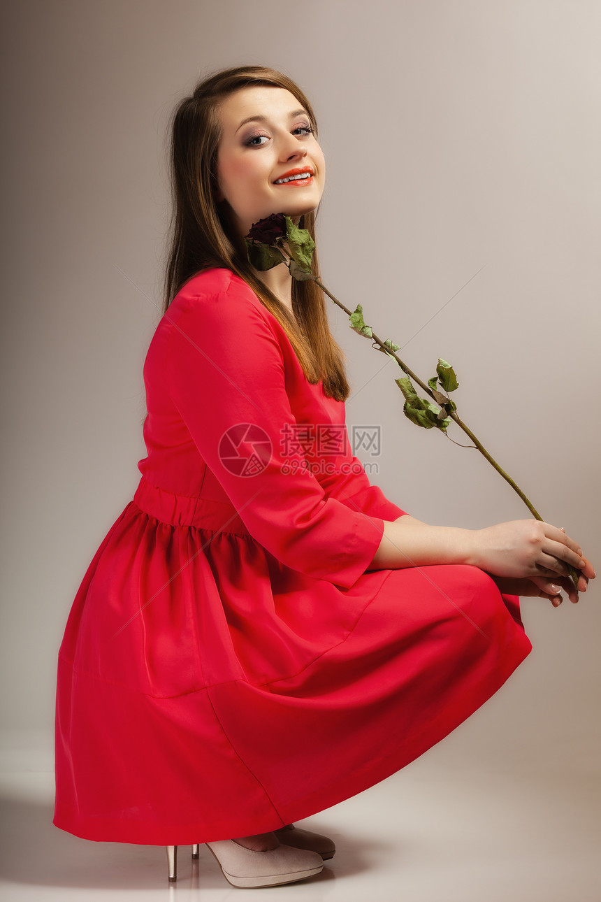 身穿红睡衣灰色的干玫瑰穿着红袍全年少女的漂亮时装郎图片