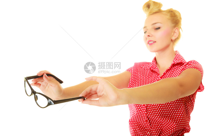 金发女孩穿着红色衬衫戴黑旧眼镜工作室被孤立金发女孩拿着复古眼镜图片