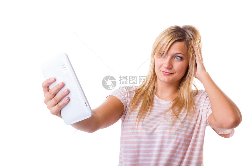 现代设备社交媒体摄影概念金发女人拍自用平板电脑工作室拍摄孤立女用平板电脑拍自图片