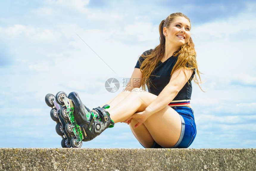 在户外穿溜冰鞋的年轻女子在阳光明媚的暑假休息时装适合年轻女子在户外穿溜冰鞋的合适女孩在外穿溜冰鞋的合适女孩在外边穿溜冰鞋的合适女图片