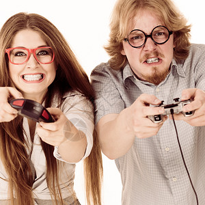快乐的情侣通过一起玩电子游戏享受休闲时间工作室拍摄被孤立玩游戏的情侣图片