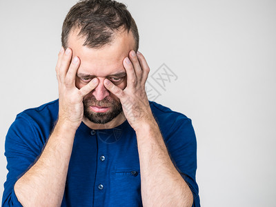 成年男子担心某些事情男人用手摆弄看到不愉快的坏效果男人用手摆弄使担心图片