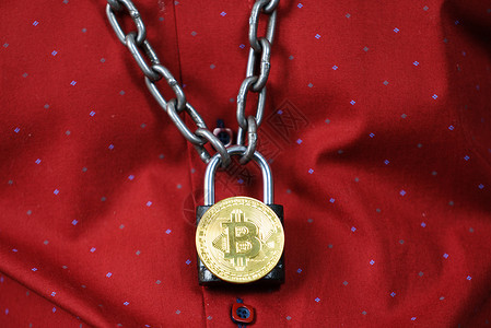 Bitcoin锁链在红色衬衫背景上的比特币加密货符号图片