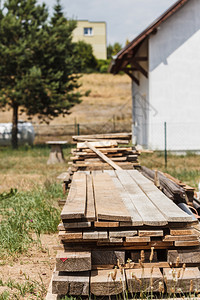 建筑工地的木堆板图片