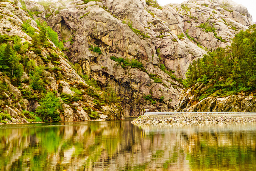 挪威山地景观fjord一带的空路挪威公和fjord地貌图片