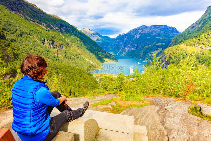 旅游度假和行从Flydalsjuvet的观点看在神奇的Geirangerfjorden上景色美丽的女游客挪威旅景点图片