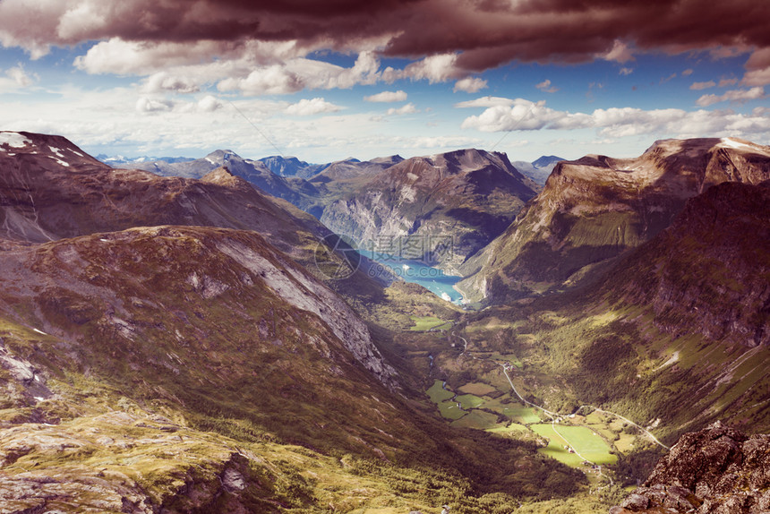 Geirangerfjord和山地风景从Dalsnibba的视角看得很精彩Geiranger天行平台挪威图片