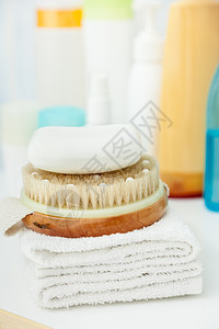 清洁毛巾用刷子和肥皂浴室淋配件概念刷子和肥皂图片