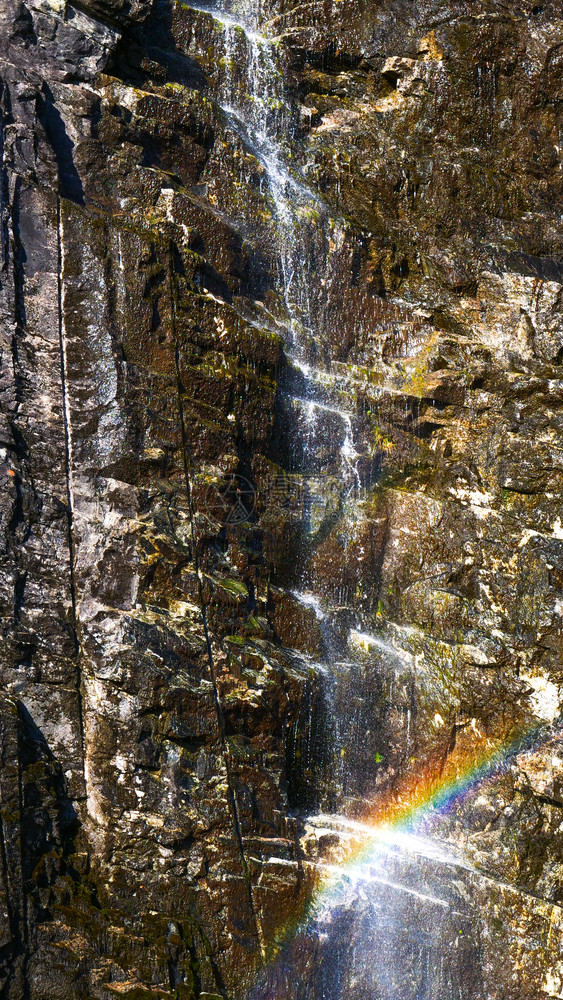 在挪威的GeirangerOrnesvingen的停车场附近岩山上微小瀑布挪威山上小瀑布图片