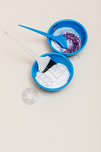 2个蓝色塑料碗有漂白染发和刷子2个塑料碗有染发背景图片