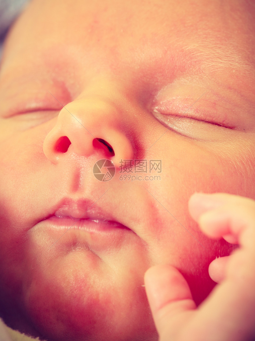 婴儿护理童年概念的美丽小新生婴儿在床上安睡被毯子包围小新生婴儿在毯子中安睡图片