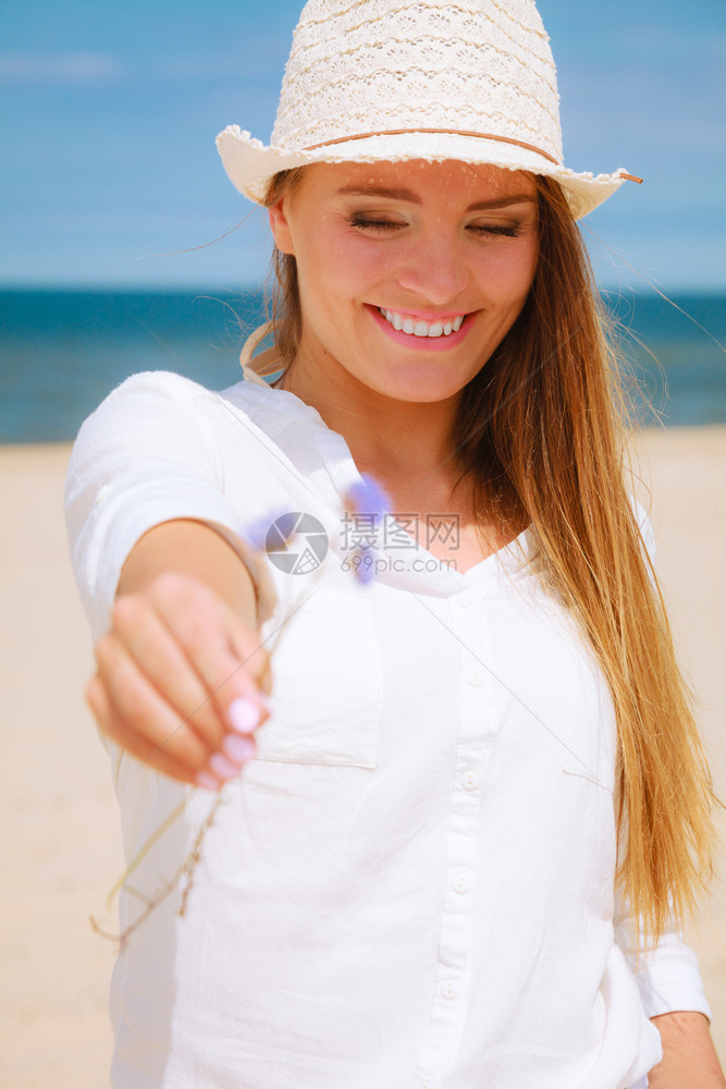 年轻女孩享受在海边的空闲时间图片