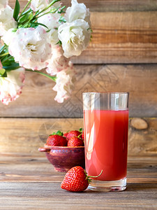 草莓果汁杯子木本底有新鲜草莓高清图片
